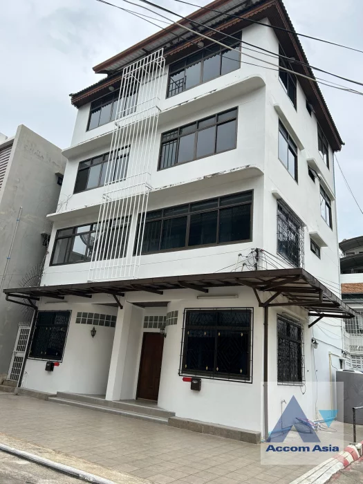 unit 4 Bedrooms  Townhouse For Rent in Silom, Bangkok  near MRT Sam Yan - BTS Sala Daeng (AA45940)