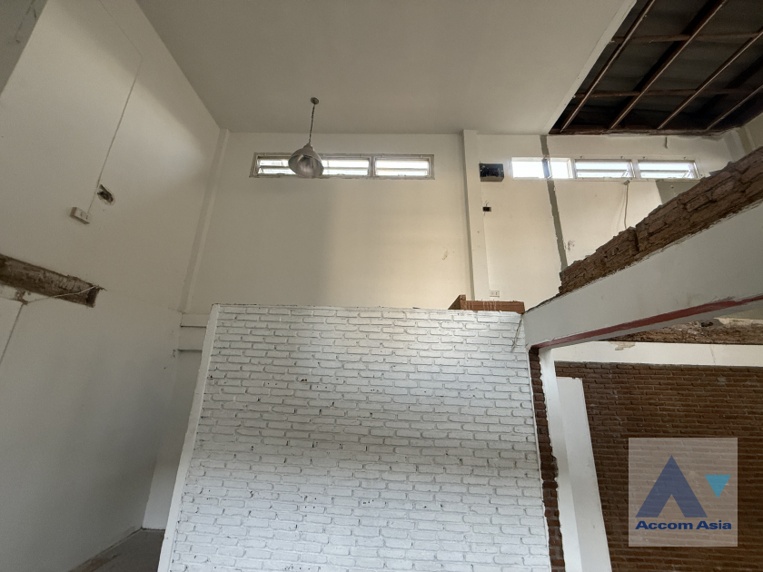 8  3 br House For Rent in Ratchadaphisek ,Bangkok MRT Sutthisan AA45953