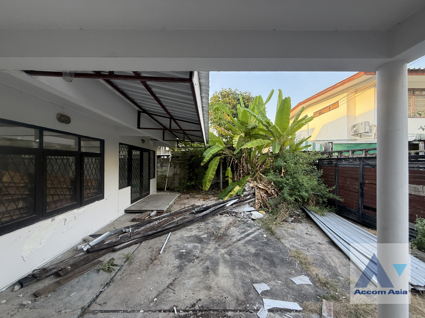 11  3 br House For Rent in Ratchadaphisek ,Bangkok MRT Sutthisan AA45953