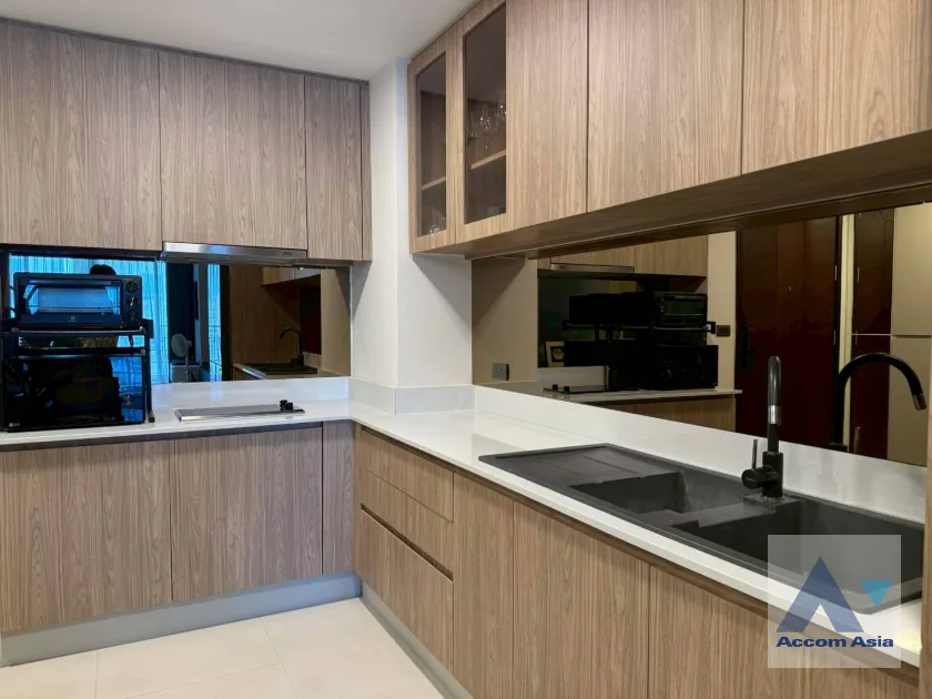 unit 1 Bedroom  Condominium For Rent in Ploenchit, Bangkok  near BTS Ratchadamri (AA45960)