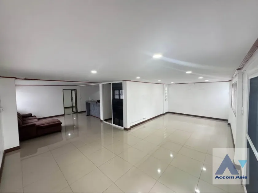 unit 5 Bedrooms  House For Sale in Pattanakarn, Bangkok  (AA45962)