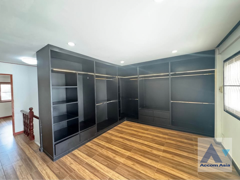 11  5 br House For Sale in Pattanakarn ,Bangkok  AA45962