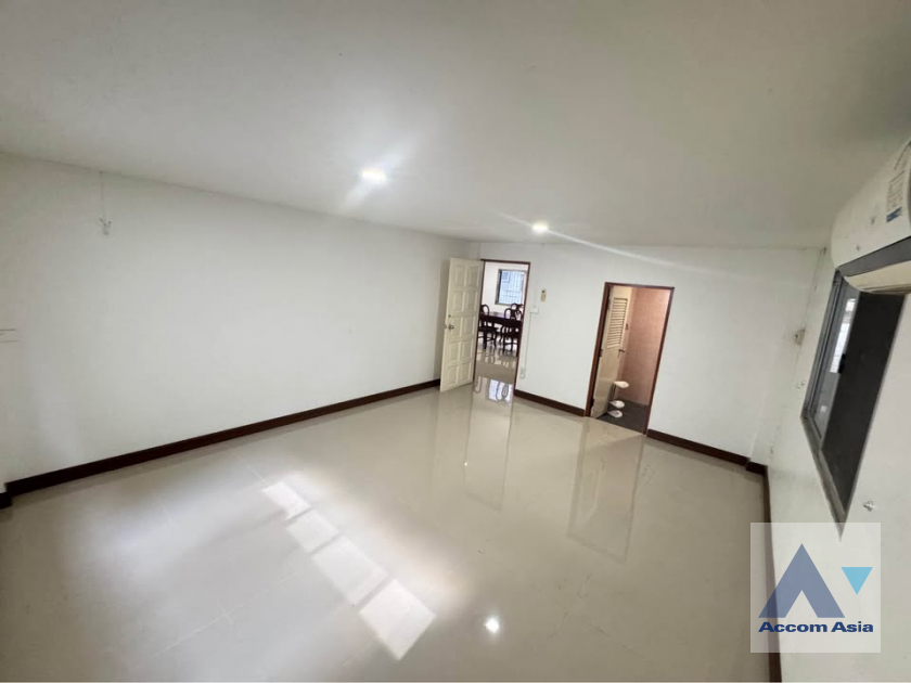 7  5 br House For Sale in Pattanakarn ,Bangkok  AA45962