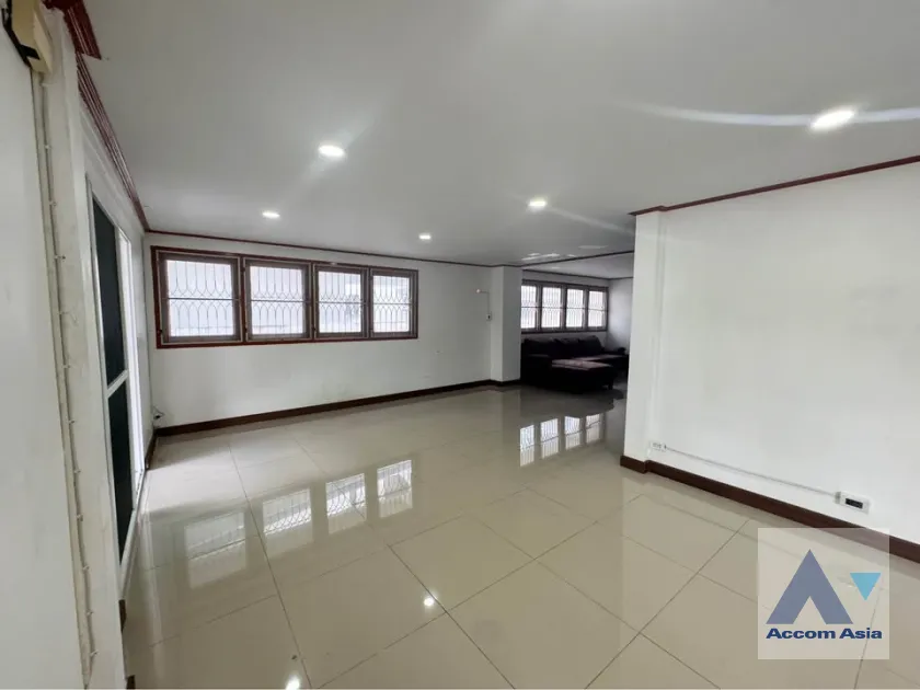 unit 5 Bedrooms  House For Sale in Pattanakarn, Bangkok  (AA45962)