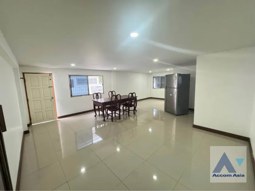 unit 5 Bedrooms  House For Sale in Pattanakarn, Bangkok  (AA45962)