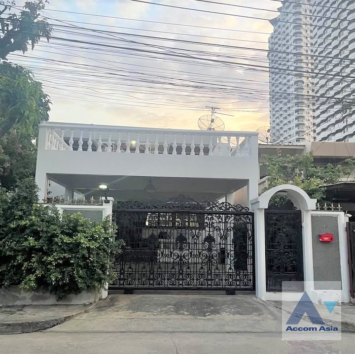  2  5 br House For Sale in Pattanakarn ,Bangkok  AA45962