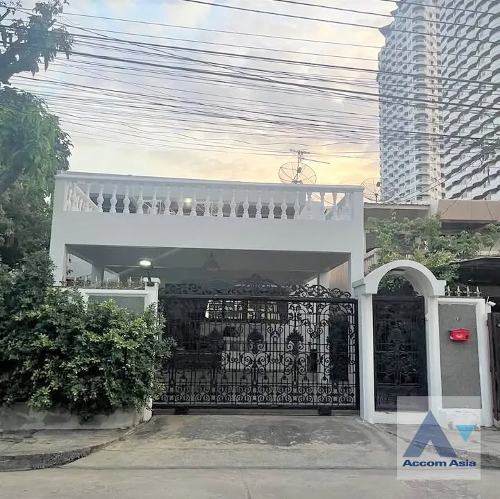 unit 5 Bedrooms  House For Sale in Pattanakarn, Bangkok  (AA45962)