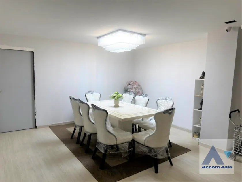 unit 3 Bedrooms  Condominium For Rent & Sale in Sukhumvit, Bangkok  near BTS Ekkamai (AA45992)