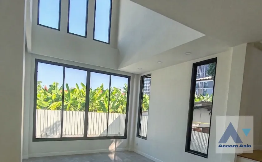 unit 5 Bedrooms  House For Rent in Ratchadaphisek, Bangkok  near BTS Phahon Yothin 24 (AA45993)