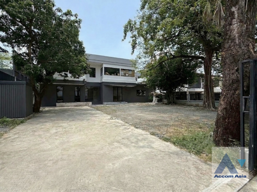 16  3 br House for rent and sale in Sukhumvit ,Bangkok BTS Thong Lo AA46004