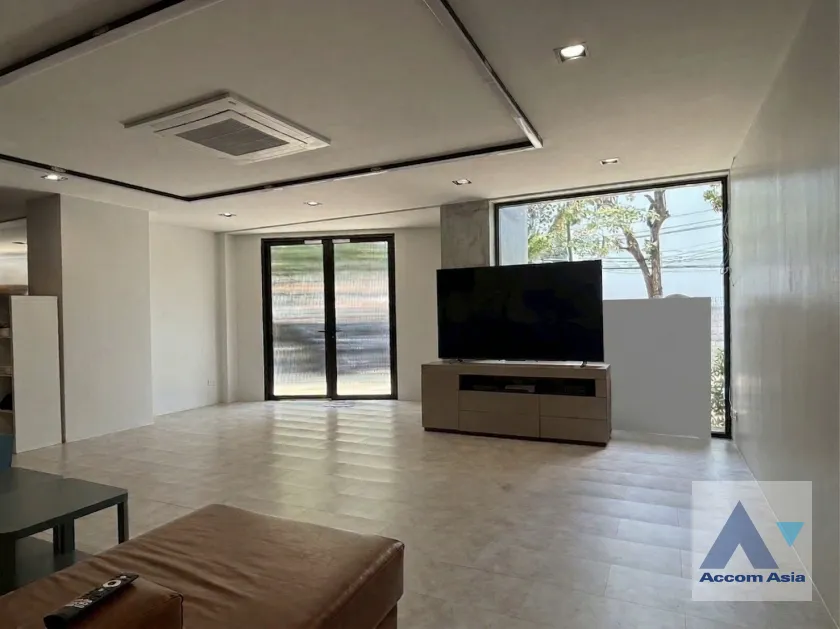 unitHome Office |  3 Bedrooms  House For Rent & Sale in Sukhumvit, Bangkok  near BTS Thong Lo (AA46004)