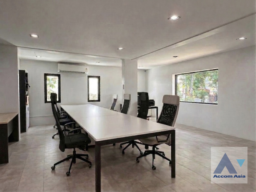 7  3 br House for rent and sale in Sukhumvit ,Bangkok BTS Thong Lo AA46004