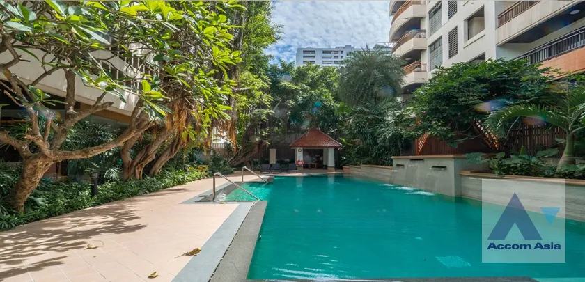 unit 6 Bedrooms  Condominium For Sale in Sukhumvit, Bangkok  near BTS Nana (AA46009)