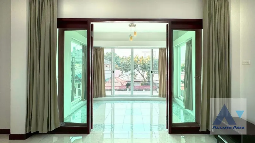 unit 4 Bedrooms  House For Rent & Sale in Pattanakarn, Bangkok  (AA46027)