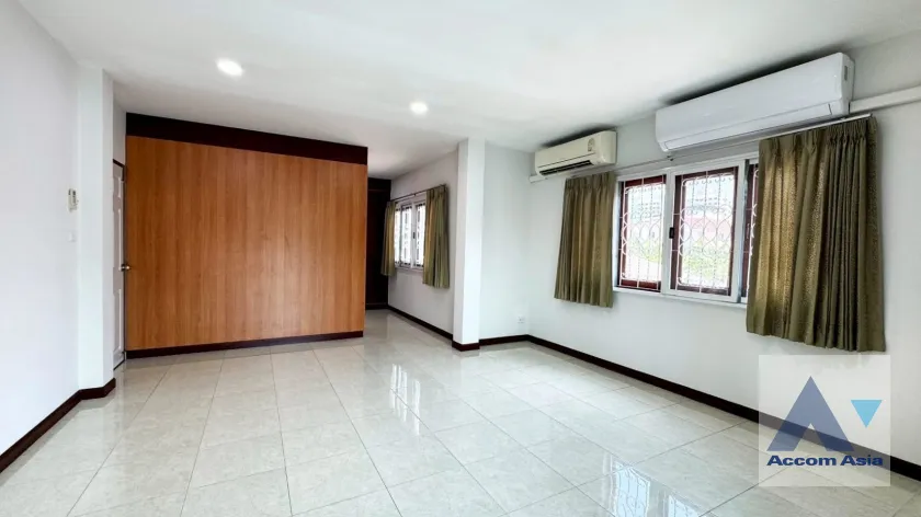 unit 4 Bedrooms  House For Rent & Sale in Pattanakarn, Bangkok  (AA46027)