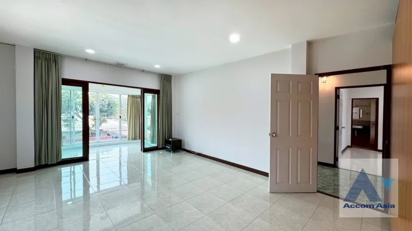 unit 4 Bedrooms  House For Rent & Sale in Pattanakarn, Bangkok  (AA46027)