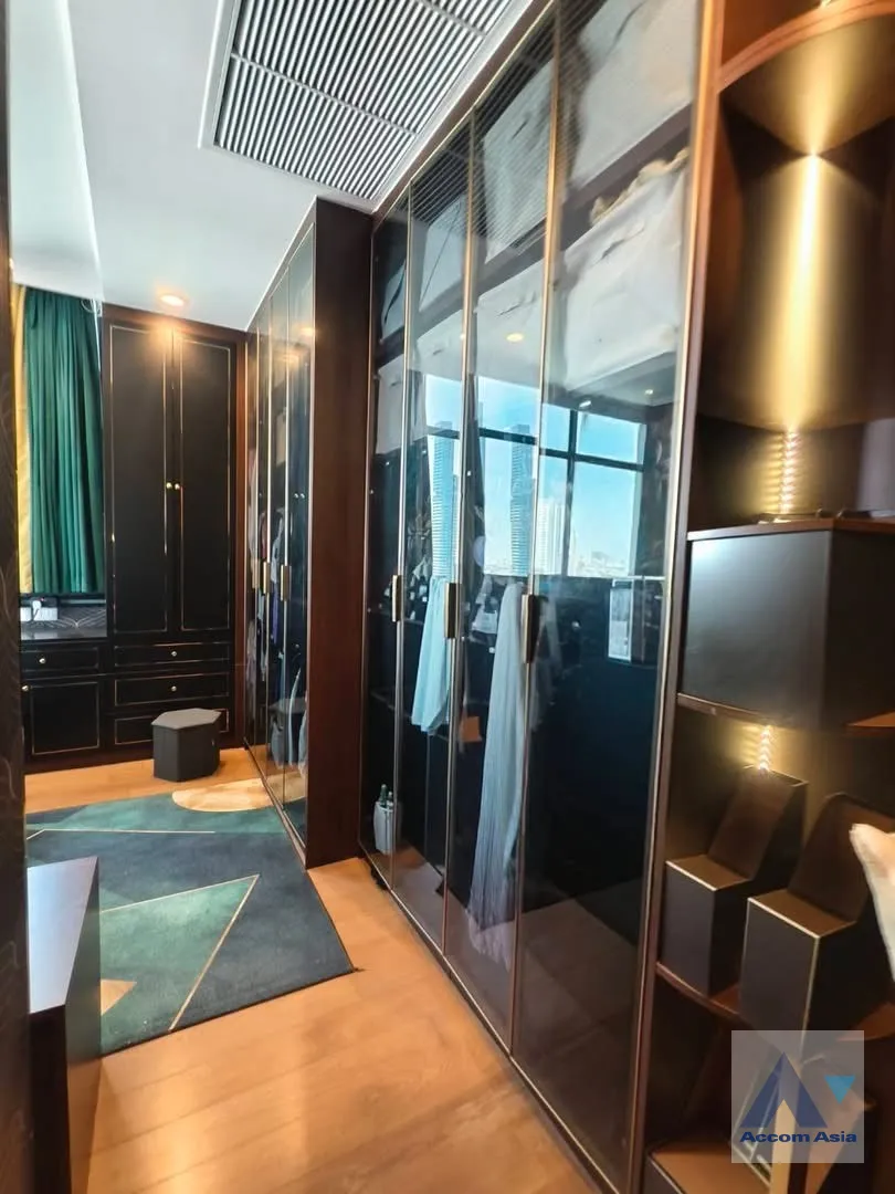 unit 2 Bedrooms  Condominium For Sale in Silom, Bangkok  near MRT Sam Yan (AA46040)