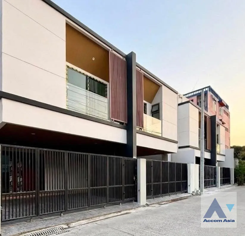 18  3 br House For Sale in Latkrabang ,Bangkok  AA46061