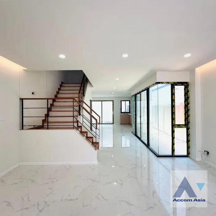  2  3 br House For Sale in Latkrabang ,Bangkok  AA46061
