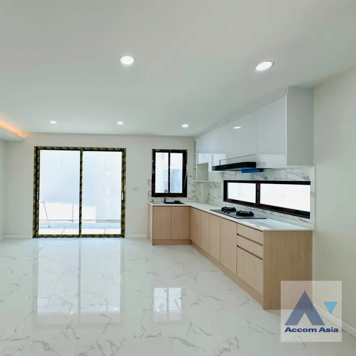  1  3 br House For Sale in Latkrabang ,Bangkok  AA46061