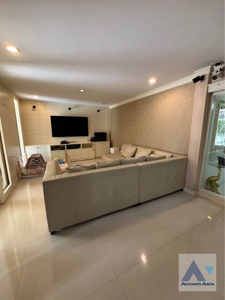  2  4 br House For Sale in Sukhumvit ,Bangkok  AA46062