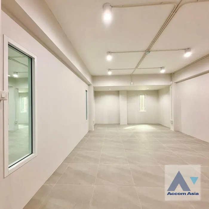 4  House for rent and sale in Sukhumvit ,Bangkok BTS Phra khanong AA46067