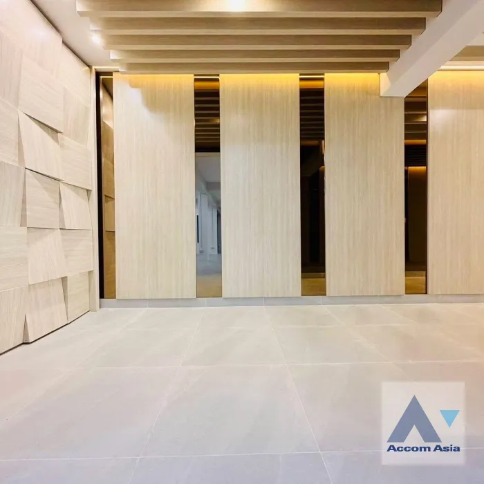 5  House for rent and sale in Sukhumvit ,Bangkok BTS Phra khanong AA46067
