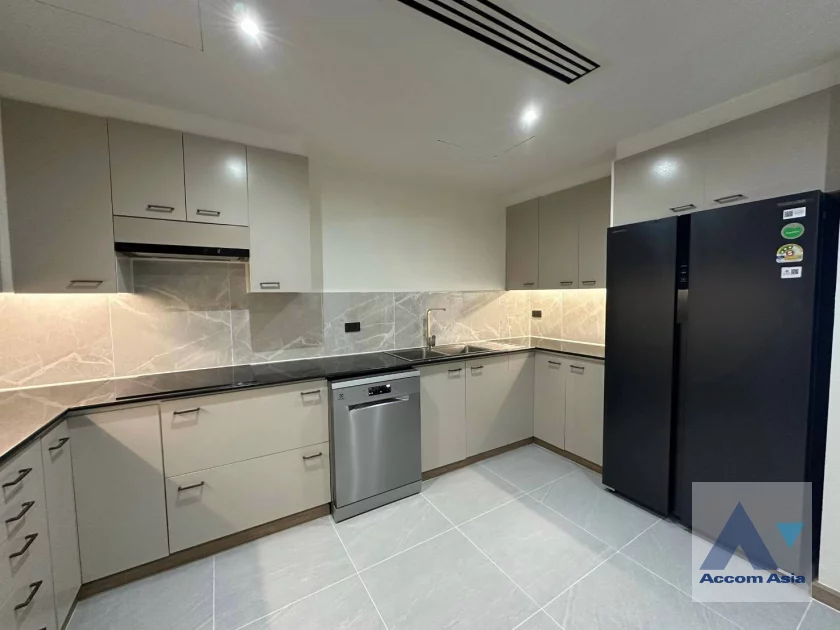 14  3 br Apartment For Rent in Sathorn ,Bangkok MRT Lumphini - BTS Sala Daeng at Children Dreaming Place - Garden AA46077
