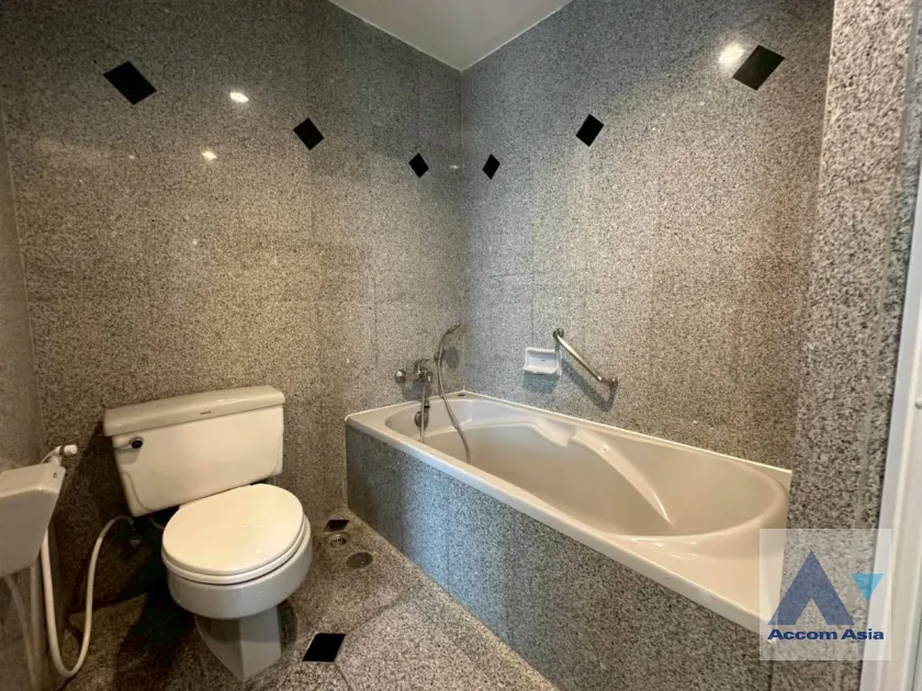 22  3 br Apartment for rent and sale in Sukhumvit ,Bangkok BTS Ekkamai at High-Rise Living with a Large Balcony Apartment in Ekkamai AA46079