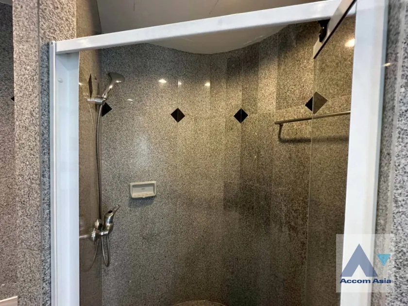 25  3 br Apartment for rent and sale in Sukhumvit ,Bangkok BTS Ekkamai at High-Rise Living with a Large Balcony Apartment in Ekkamai AA46079