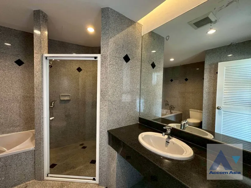 26  3 br Apartment for rent and sale in Sukhumvit ,Bangkok BTS Ekkamai at High-Rise Living with a Large Balcony Apartment in Ekkamai AA46079