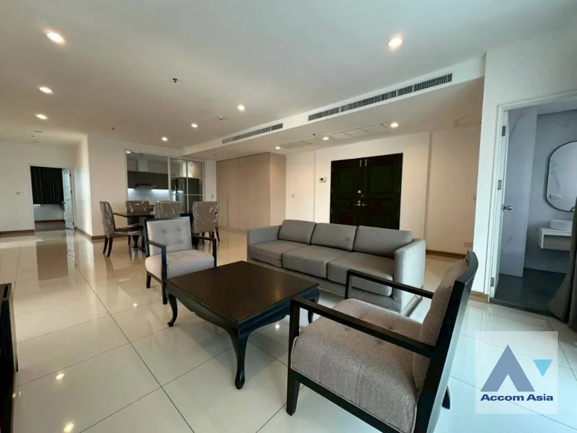unit 3 Bedrooms  Apartment For Rent in Sukhumvit, Bangkok  near BTS Ekkamai (AA46081)