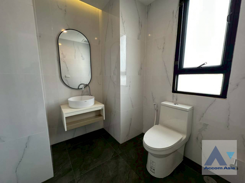 12  3 br Apartment For Rent in Sukhumvit ,Bangkok BTS Ekkamai at High-Rise Living with a Large Balcony Apartment in Ekkamai AA46081