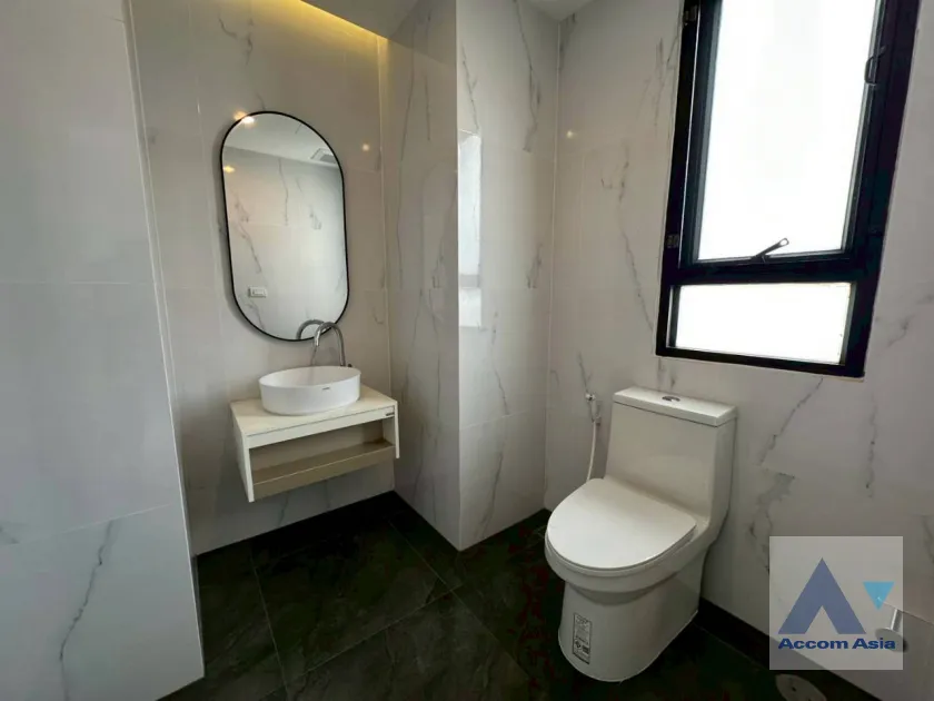 12  3 br Apartment For Rent in Sukhumvit ,Bangkok BTS Ekkamai at High-Rise Living with a Large Balcony Apartment in Ekkamai AA46081