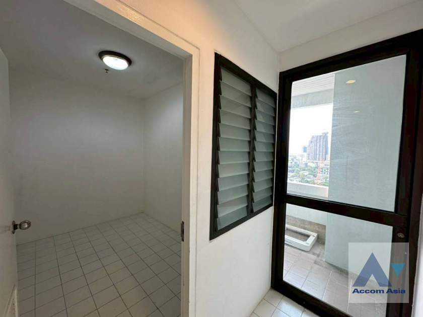 14  3 br Apartment For Rent in Sukhumvit ,Bangkok BTS Ekkamai at High-Rise Living with a Large Balcony Apartment in Ekkamai AA46081