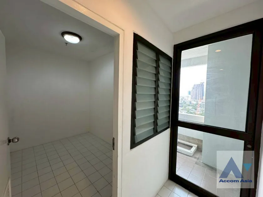14  3 br Apartment For Rent in Sukhumvit ,Bangkok BTS Ekkamai at High-Rise Living with a Large Balcony Apartment in Ekkamai AA46081