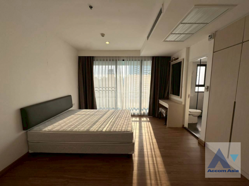18  3 br Apartment For Rent in Sukhumvit ,Bangkok BTS Ekkamai at High-Rise Living with a Large Balcony Apartment in Ekkamai AA46081