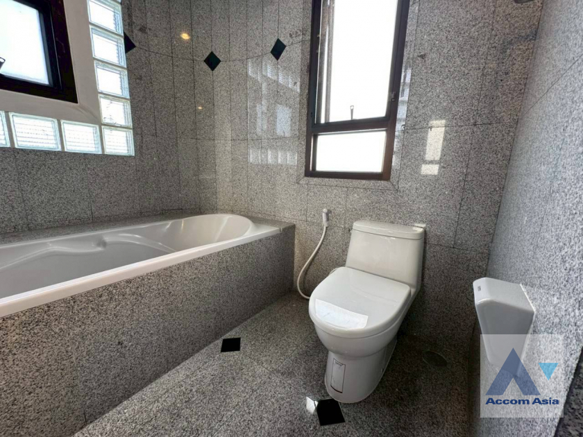 19  3 br Apartment For Rent in Sukhumvit ,Bangkok BTS Ekkamai at High-Rise Living with a Large Balcony Apartment in Ekkamai AA46081