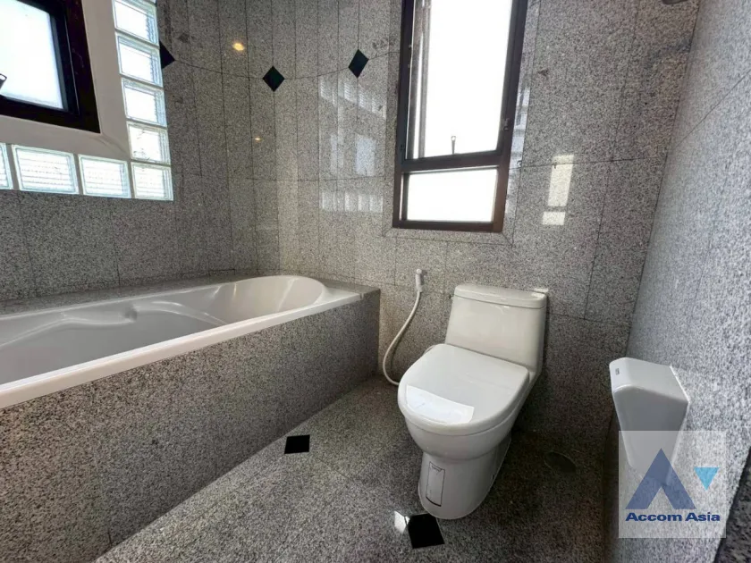 19  3 br Apartment For Rent in Sukhumvit ,Bangkok BTS Ekkamai at High-Rise Living with a Large Balcony Apartment in Ekkamai AA46081