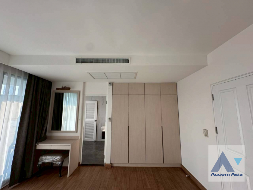 24  3 br Apartment For Rent in Sukhumvit ,Bangkok BTS Ekkamai at High-Rise Living with a Large Balcony Apartment in Ekkamai AA46081