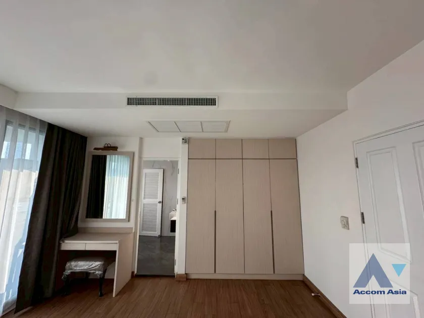 24  3 br Apartment For Rent in Sukhumvit ,Bangkok BTS Ekkamai at High-Rise Living with a Large Balcony Apartment in Ekkamai AA46081