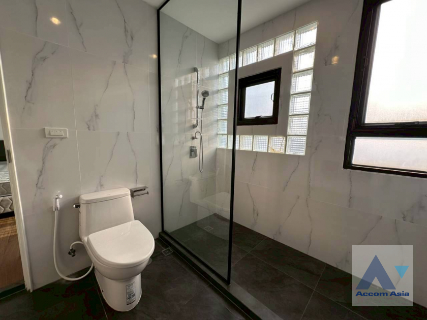 22  3 br Apartment For Rent in Sukhumvit ,Bangkok BTS Ekkamai at High-Rise Living with a Large Balcony Apartment in Ekkamai AA46081