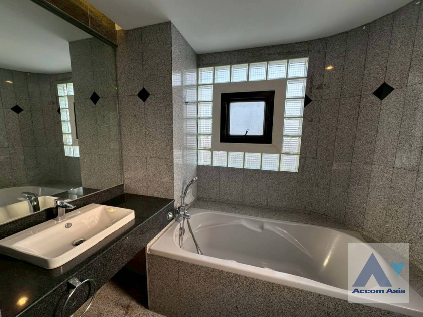 21  3 br Apartment For Rent in Sukhumvit ,Bangkok BTS Ekkamai at High-Rise Living with a Large Balcony Apartment in Ekkamai AA46081