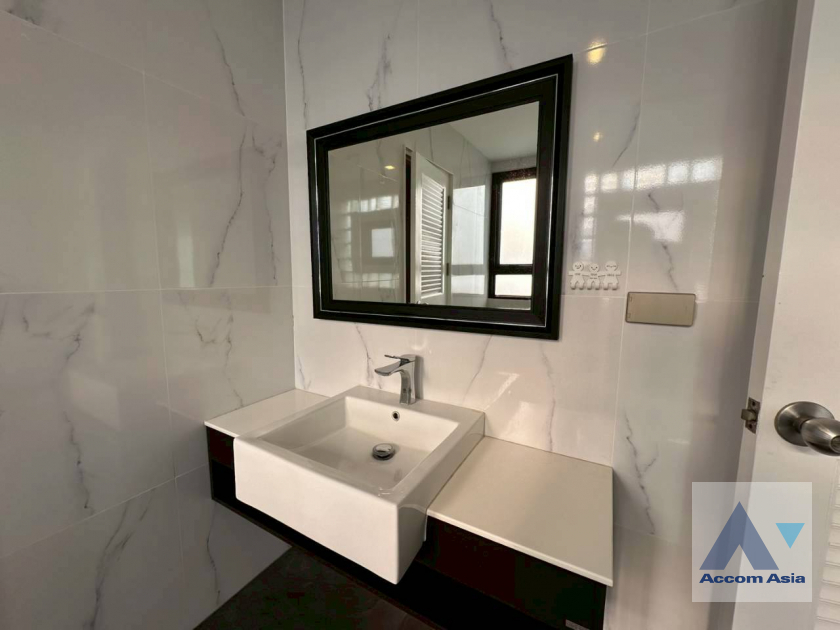 27  3 br Apartment For Rent in Sukhumvit ,Bangkok BTS Ekkamai at High-Rise Living with a Large Balcony Apartment in Ekkamai AA46081