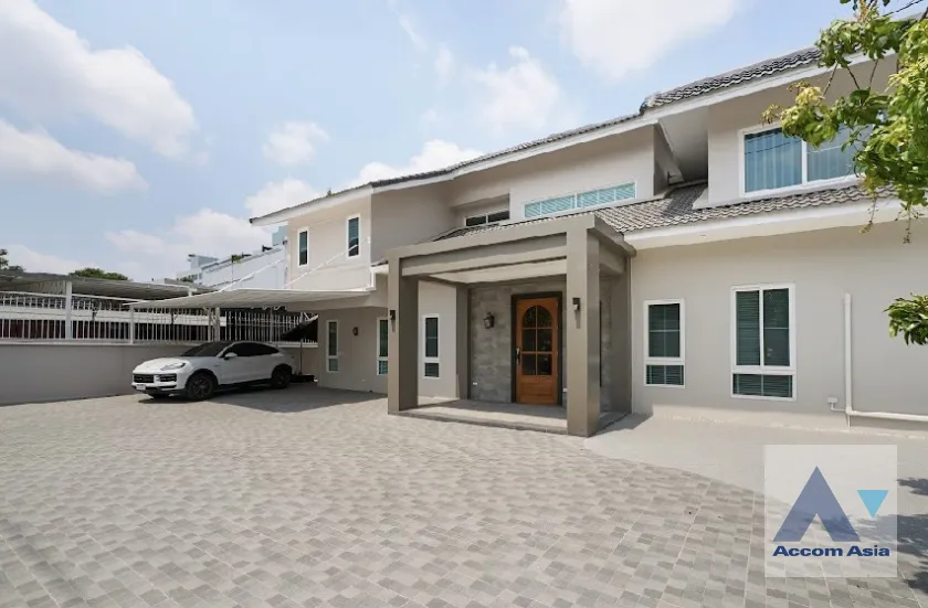 unit 4 Bedrooms  House For Rent & Sale in Pattanakarn, Bangkok  near ARL Ramkhamhaeng (AA46103)