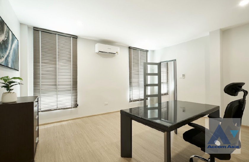 20  4 br House for rent and sale in Pattanakarn ,Bangkok ARL Ramkhamhaeng AA46103