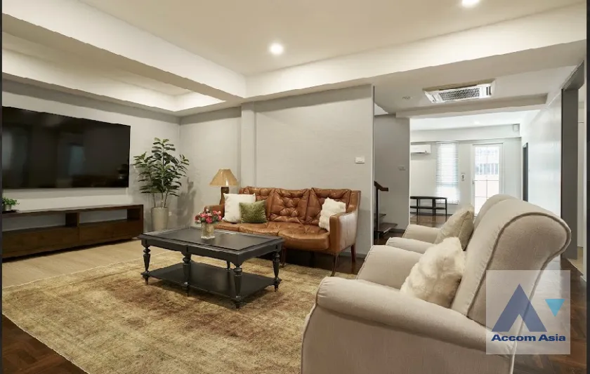 unit 4 Bedrooms  House For Rent & Sale in Pattanakarn, Bangkok  near ARL Ramkhamhaeng (AA46103)