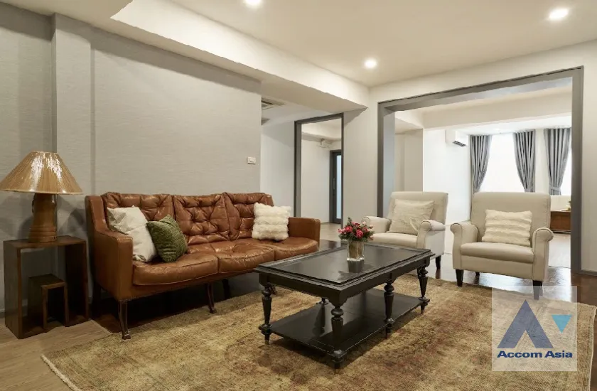 unit 4 Bedrooms  House For Rent & Sale in Pattanakarn, Bangkok  near ARL Ramkhamhaeng (AA46103)