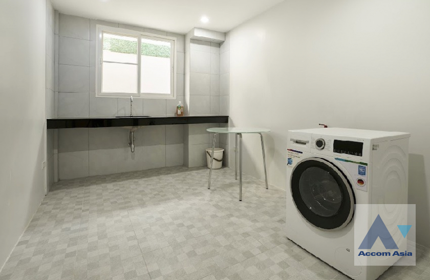 28  4 br House for rent and sale in Pattanakarn ,Bangkok ARL Ramkhamhaeng AA46103