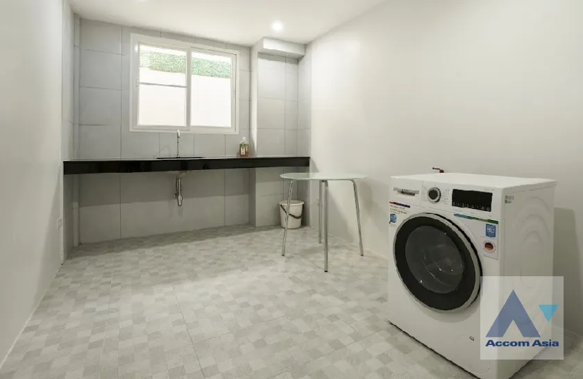 28  4 br House for rent and sale in Pattanakarn ,Bangkok ARL Ramkhamhaeng AA46103